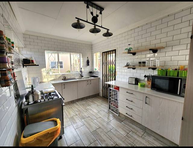 4 BEDROOM HOUSE FOR SALE IN BONAERO PARK